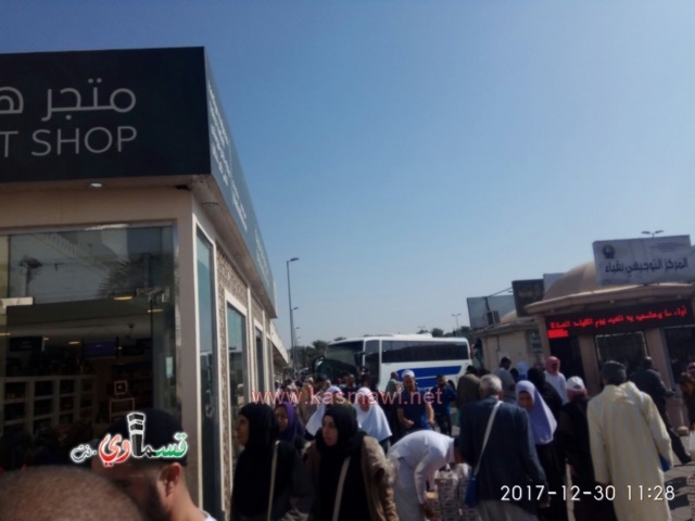 كفرقاسم : المعتمرون من حافلة الاداري زهير بدير في زيارات الى المعالم التاريخية في ضواحي المدينة المنورة  وهم بصحة وعافيه